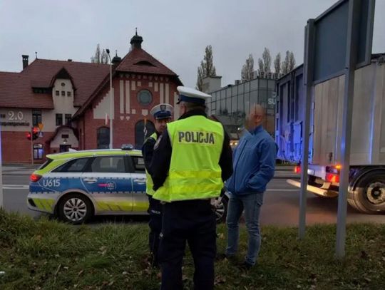 Nie zauważył ciężarówki? Groźny wypadek 16-latka na skrzyżowaniu