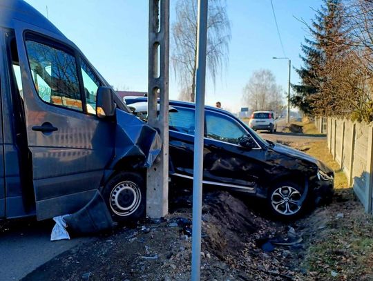 Nie zauważyła znaku ,,STOP''? Kierująca BMW wjechała w busa