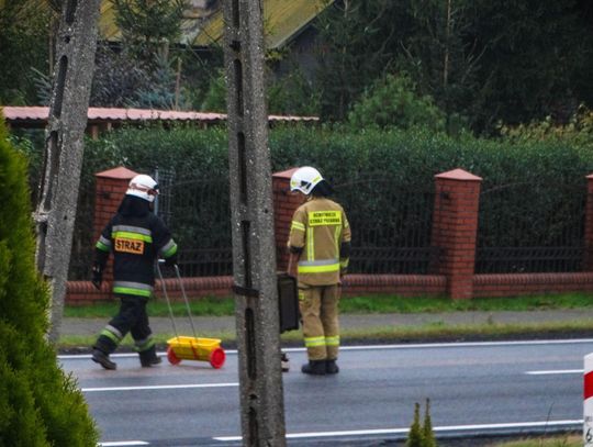 Niebezpieczna sytuacja na drodze. Plama oleju na długości 7 kilometrów ZDJĘCIA