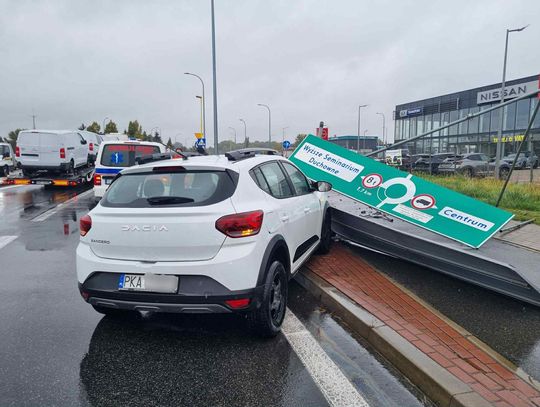 Niebezpieczna sytuacja na Piłsudskiego. Wypadła z drogi i ścięła znaki