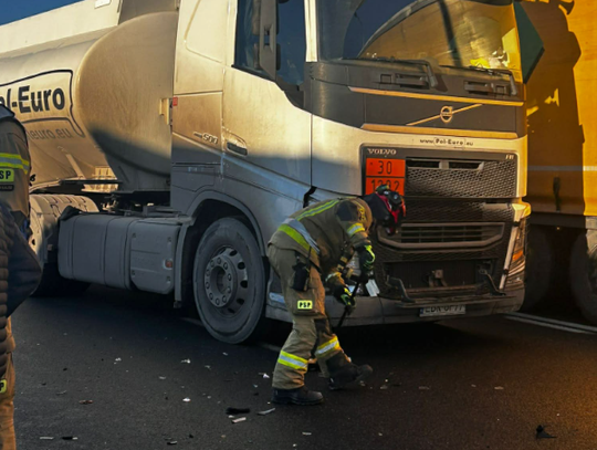 Niebezpieczny dzień na drogach. Ciężarówka i osobówka zderzyły się na Łódzkiej