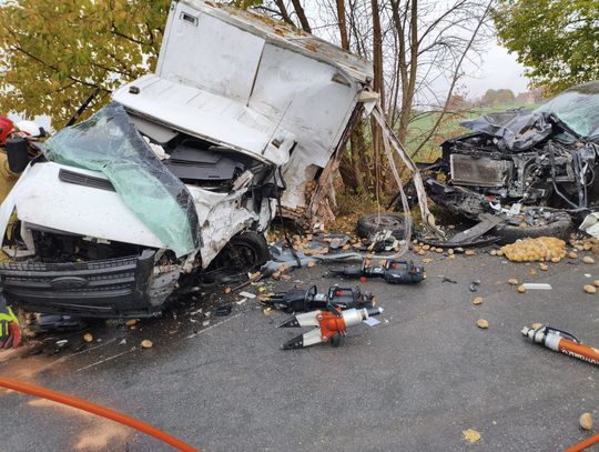 Niebezpieczny poranek na drodze. Kierowca uwięziony w rozbitym dostawczaku