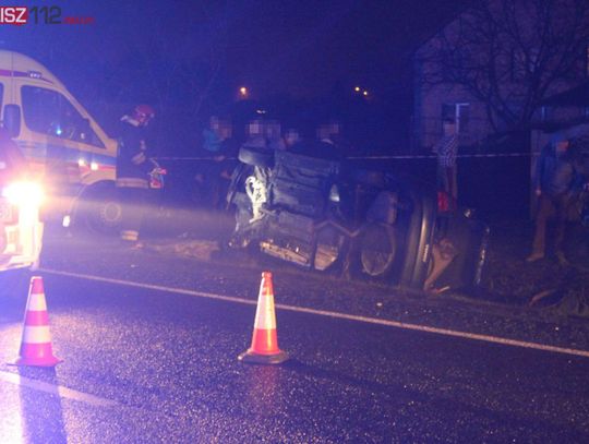 Nieoświetlone auto na jezdni i groźna kolizja w Opatówku. Sprawca odjechał, poszukuje go policja