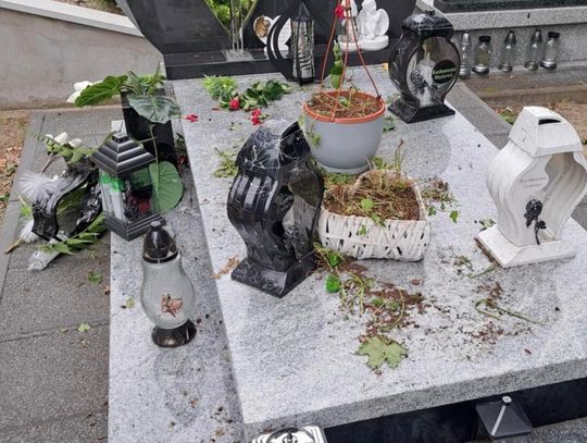 Niepokojąca sytuacja na kaliskim cmentarzu. Zniszczone groby i bezradność bliskich