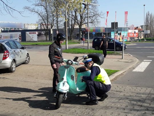 Nietypowa ucieczka przed policją. Mężczyzna motorowerem mknął po chodniku