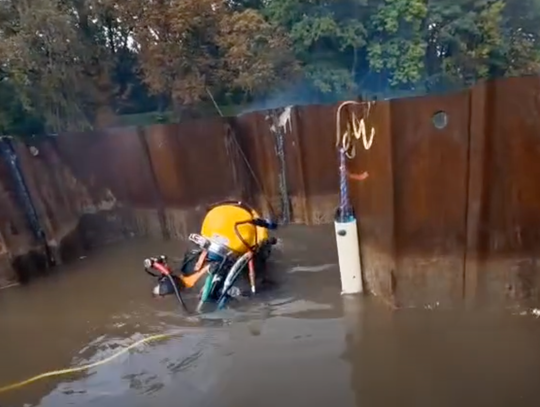 Nietypowe prace na Prośnie w Kaliszu. Strażacy pokazali nagranie spod wody WIDEO