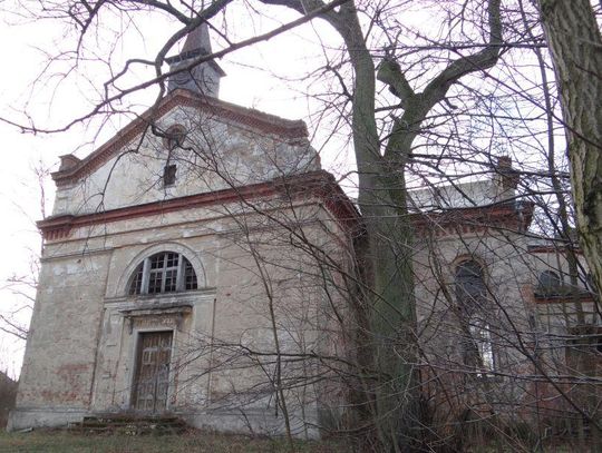 Niezwykły stary kościół, który popada w ruinę ZDJĘCIA