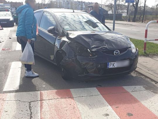 Nissan i mazda zderzyły się na al. Wojska Polskiego ZDJĘCIA