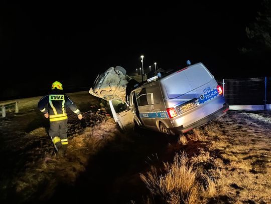 Nocna akcja policji. Rozbity radiowóz w rowie