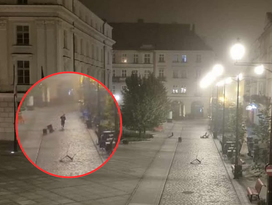 Nocna demolka na rynku. Krzyki i zniszczenia WIDEO