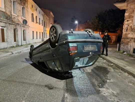 Nocne „dachowanie” na Podgórzu ZDJĘCIA