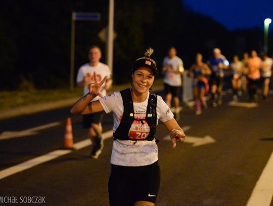 Nocny półmaraton. Ulicami Kalisza pobiegło ponad 700 osób (ZDJĘCIA)