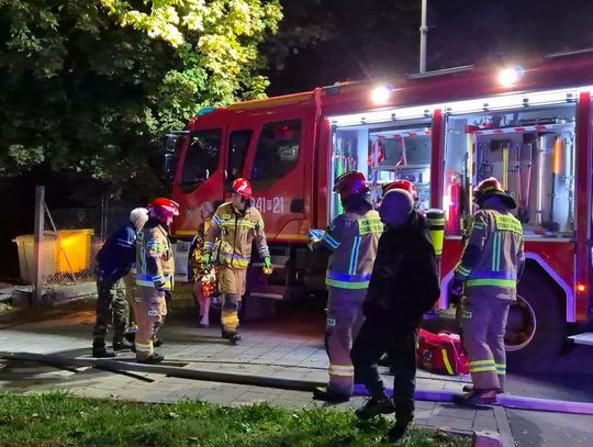 Nocny pożar kamienicy. Ewakuacja mieszkańców, zablokowana droga