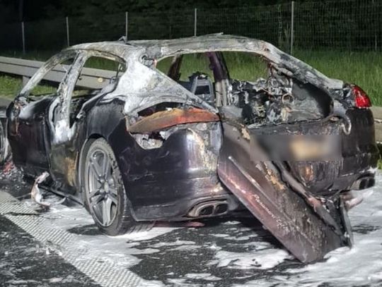 Nocny pożar na ekspresówce. Drogie auto stanęło w płomieniach