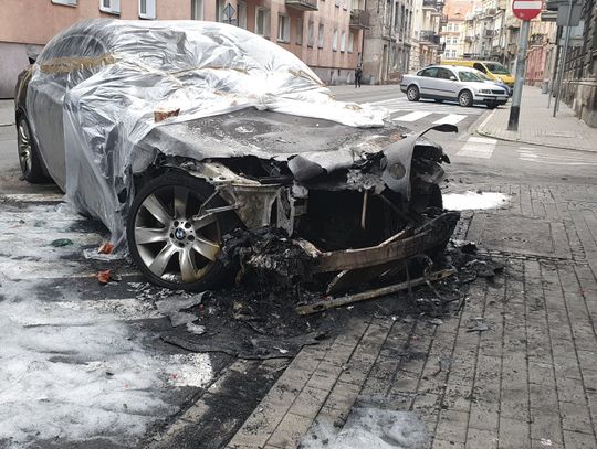 Nocny pożar samochodu na ul. Pułaskiego w Kaliszu. Spłonęło luksusowe BMW ZDJĘCIA i WIDEO