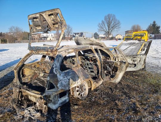 Nocny pożar w gminie Mycielin. BMW doszczętnie spłonęło