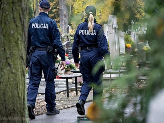 Notorycznie okradają ten grób. "12-letni syn kupuje ozdoby z własnych oszczędności" Notorycznie okradają ten grób. "12-letni syn kupuje ozdoby z własnych oszczędności"