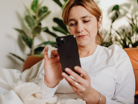 Nowa metoda oszustów na BLIK – sztuczna inteligencja w akcji. Policja bije na alarm
