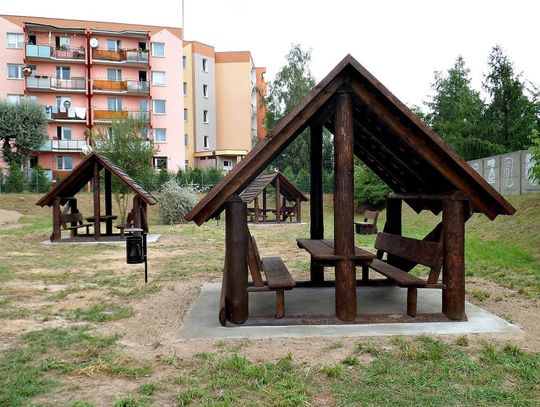 Nowe altany, ławki i stoły na osiedlu Korczak ZDJĘCIA