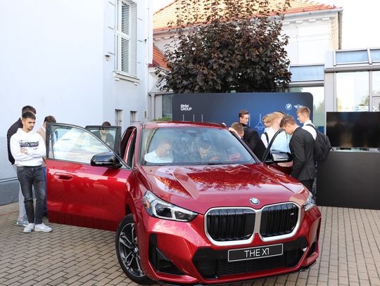 Nowe BMW dla kaliskiej „Samochodówki”. Uczniowie będą szkolić się na najnowszym modelu X1