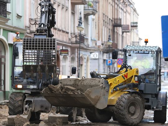 Nowe chodniki, oświetlenie i drzewa. Remont ważnej drogi w centrum