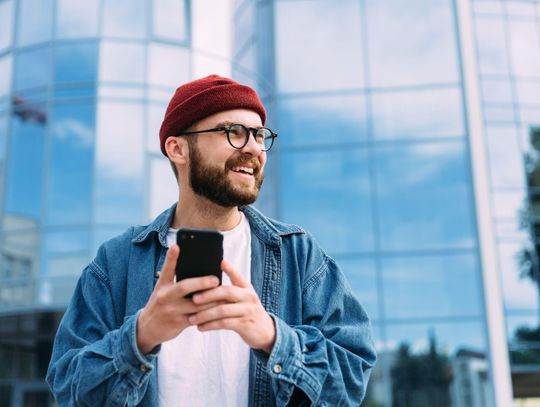 Nowy smartfon na własnych warunkach – czy warto kupić telefon bez abonamentu i wybrać ofertę na kartę?