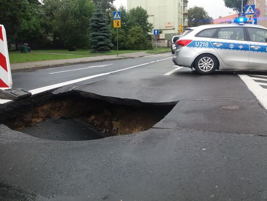 Nowy Świat się zapada. Wielka dziura w jezdni ZDJĘCIA