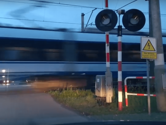 O krok od tragedii! Jedzie pociąg, rogatki podniesione WIDEO