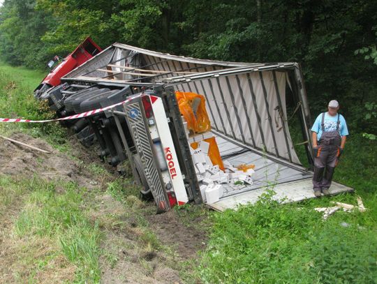 O krok od tragedii. Tir wypełniony cegłami staranował przystanek autobusowy ZDJĘCIA