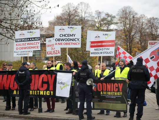 „Obwodnica dla Kalisza!” – grupa kaliszan manifestowała przed Sejmem FOTORELACJA