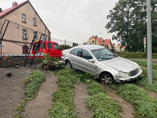 Obywatel zza wschodniej granicy wypadł z drogi. Mercedes i ogrodzenie zniszczone
