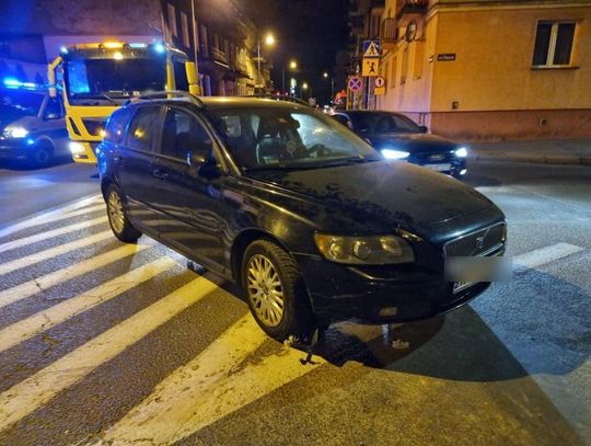 Odholowali auto na środek jezdni i porzucili. Niecodzienna sytuacja na skrzyżowaniu ulic Kościuszki i Chopina ZDJĘCIA