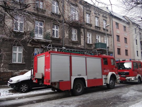 Ogień powstał między kondygnacjami. Strażacy musieli rozbierać sufit ZDJĘCIA