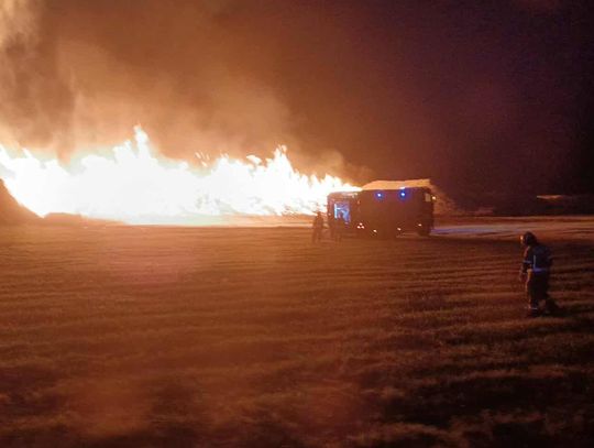 Ogromny pożar pod Kaliszem. Strażacy walczą z ogniem całą noc