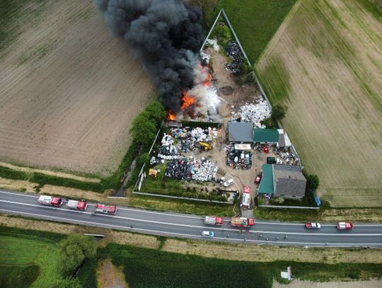 Ogromny pożar składowiska odpadów. Dym był widoczny z kilkudziesięciu kilometrów ZDJĘCIA