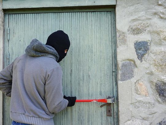 Okradali hurtownię tak głośno, że obudzili sąsiada-policjanta