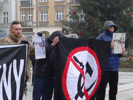 Okrzyki, transparenty, wyzwiska. Kaliszanie świętowali wyzwolenie WIDEO i ZDJĘCIA