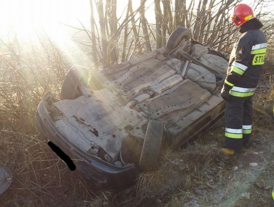 Opel dachował i wylądował w rowie. W aucie ciężarna kobieta ZDJĘCIA