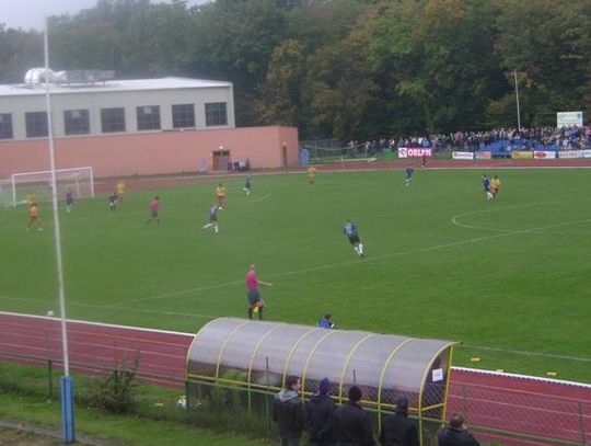 Organizator meczu złamał prawo? Za dużo kibiców na stadionie i burdy, sprawę bada prokuratura