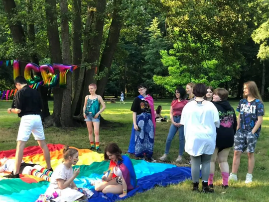 Organizują Piknik Równości w Kaliszu. „𝗭𝗮𝗽𝗿𝗮𝘀𝘇𝗮𝗺𝘆 𝗼𝘀𝗼𝗯𝘆 𝗾𝘂𝗲𝗲𝗿 𝗶 𝘀𝗼𝗷𝘂𝘀𝘇𝗻𝗶𝗸ó𝘄”
