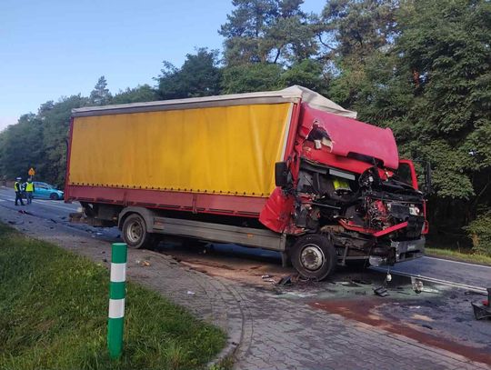 Osobówka i dwie ciężarówki. Poważny wypadek na trasie Kalisz-Turek ZDJĘCIA