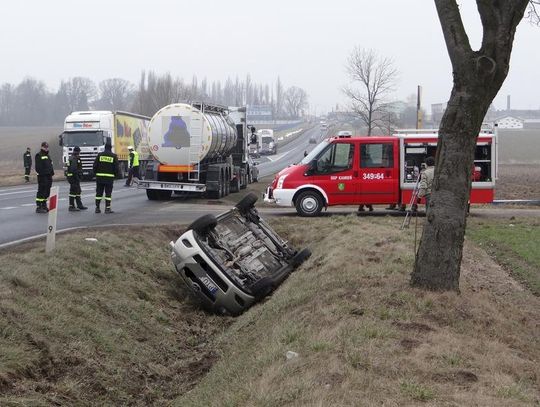 Osobówka w rowie, cysterna na barierkach ochronnych ZDJĘCIA