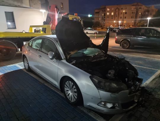 Osobowy Citroen zapalił się na parkingu