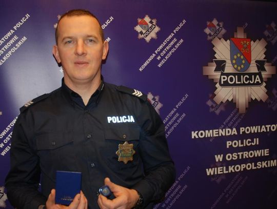 Ostrowski policjant oddał szpik dla "genetycznego bliźniaka"