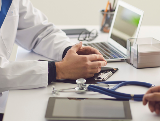 Oszustwo w gabinecie. Podszywał się pod lekarkę i wystawiał wyniki badań