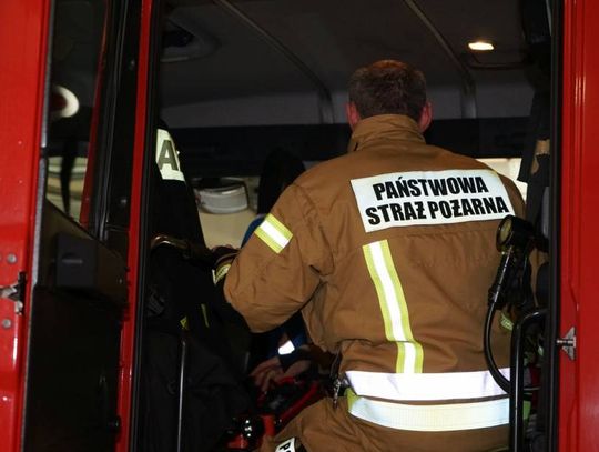 Paliwo rozlane na klatce schodowej bloku. Interweniowała straż pożarna, sprawę bada policja