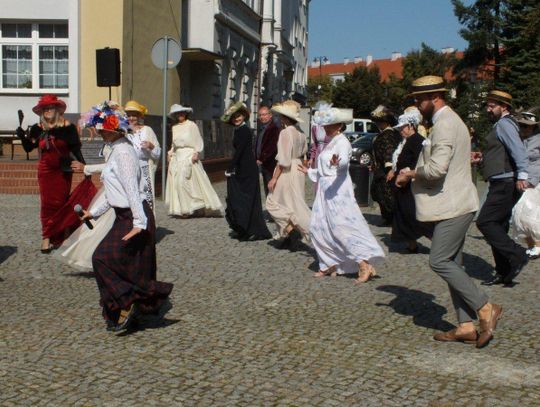 Parada, tworzenie kapeluszy, taniec... Kaliskie Narodowe Czytanie na bogato! ZDJĘCIA