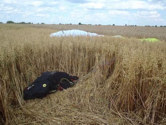 Paralotnią rozbił się o ziemię  FOTO