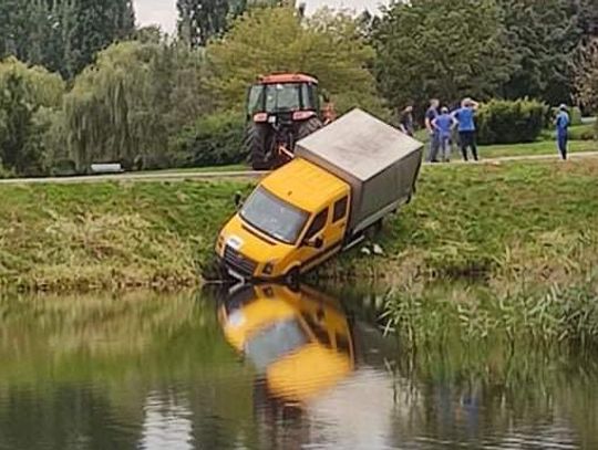 Park Przyjaźni w Kaliszu. Samochód omal nie wjechał do stawu