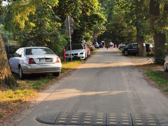 Park w Szczypiornie. Dla ludzi czy samochodów? ZDJĘCIA